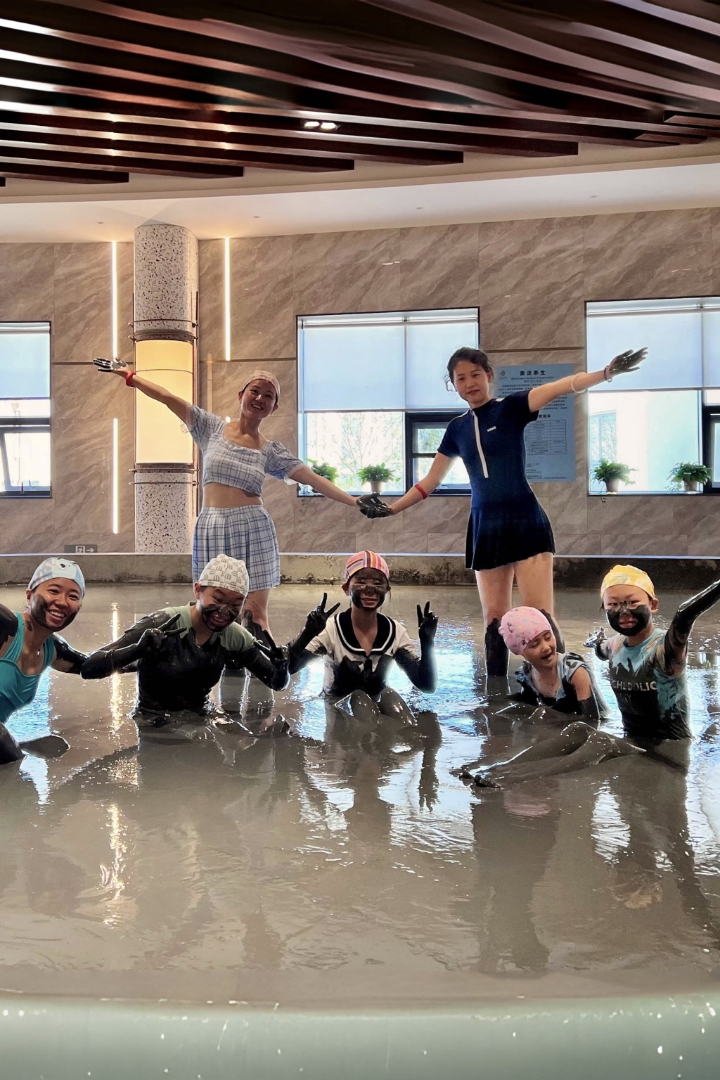 采自盐湖中心腹地5米深处的黑泥，引得游客来体验打卡。这里的黑泥采自盐湖中心5米深处，历经数万年沉淀，质地细腻，富含矿物质和微量元素、黄腐酸、β-胡萝卜素，能够促进皮肤新陈代谢，清洁皮肤、减缓皮肤老化，对骨关节疼痛有很好疗效。运城市委网信办 供图