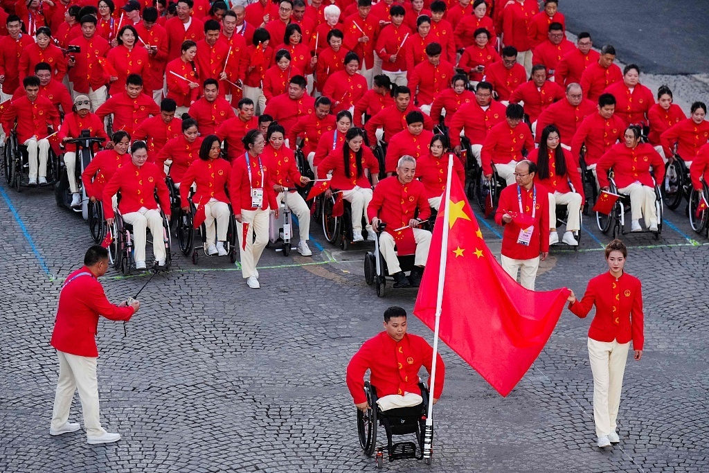 俄罗斯姑娘在中国的十七年，看升旗哭了