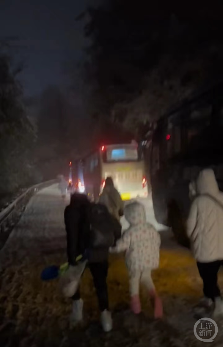 21日晚,峨眉山降雪导致堵车严重。图片来源/视频截图