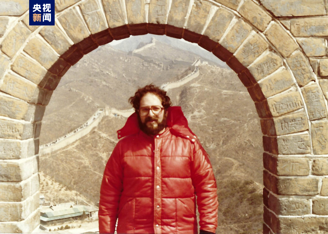 △1981年，丹尼斯&middot;西蒙首次到访中国。