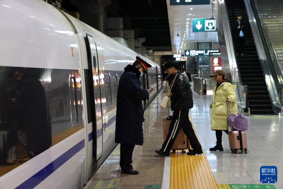 1月26日，旅客在昆明南站搭乘D9111次列车出行。当日，2024年春运启动。2024年春运从1月26日开始，至3月5日结束，为期40天。