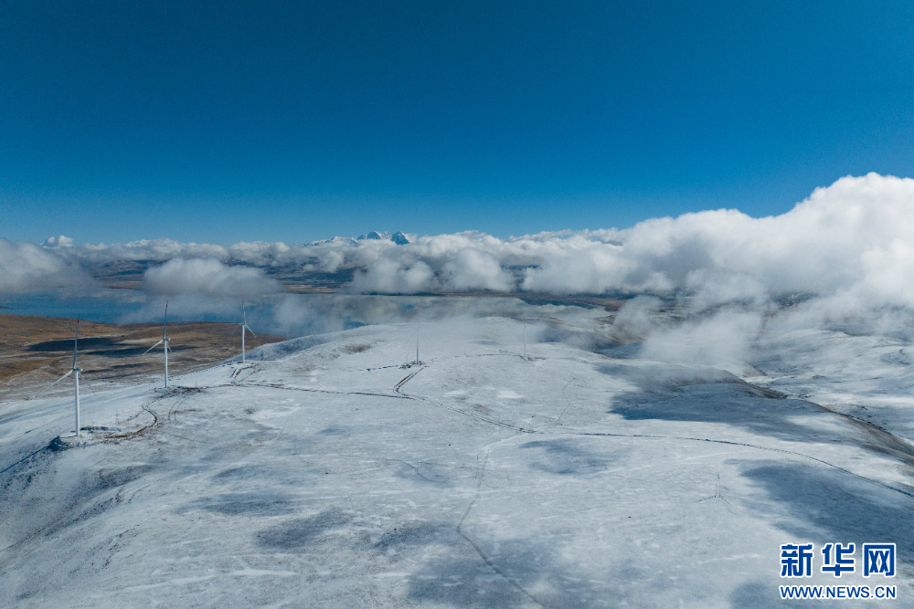 图为西藏措美哲古风电项目一处风电机组（无人机照片）。新华网 旦增努布 摄