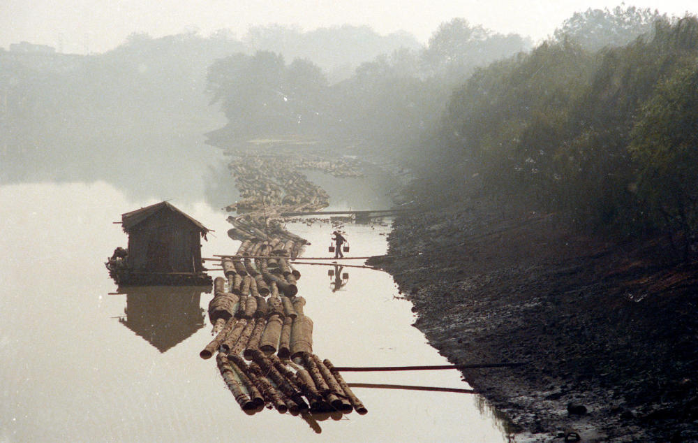1986拍摄的江苏扬州瓜洲古镇水上人家。据说，瓜洲早先是长江边的一片砂碛，后来越积越大，形状象个“瓜”字，故名瓜洲。大运河开凿后，河水从此处入江。这里便成了沟通南北交通的咽喉。