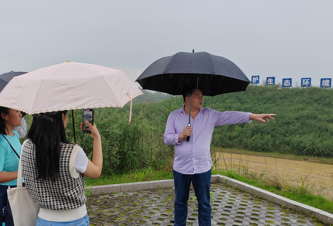 中国日报记者采访连丰村矿山修复点水稻种植户吴庆德