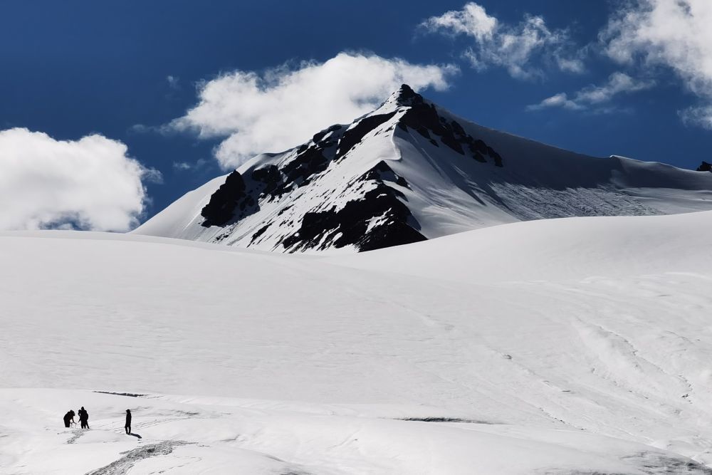科考队员在格拉丹东雪山主峰冰川上进行地质雷达探测（2023年7月28日摄，无人机照片）。新华社记者 刘诗平 摄