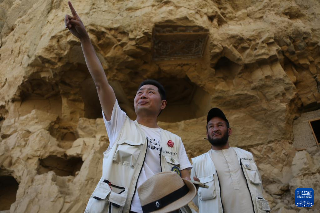 6月15日，在阿富汗巴米扬省的弗拉迪石窟遗址区，中国学者邵学成（左）与当地工作人员一同进行考古工作。新华社发（塞夫拉赫曼·萨菲摄）