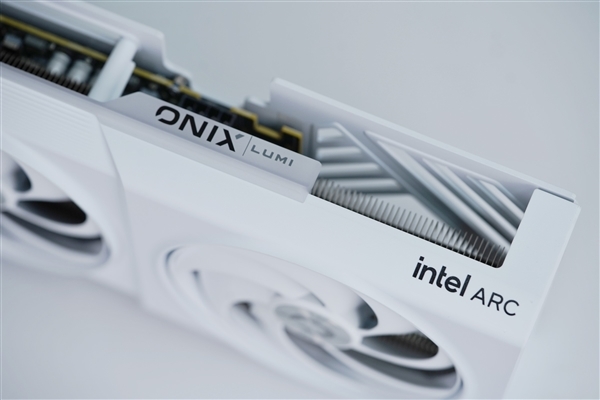 纯白双风扇!傲世追日Intel锐炫B580 OC显卡图赏