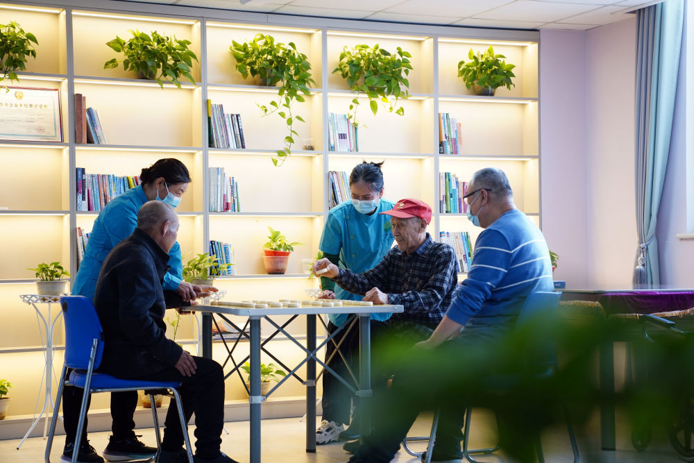 2023年12月27日，老人在社区文化活动室下棋。 新华社记者 金良快 摄