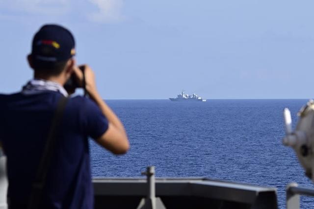 （菲律宾海军号称一直在监视中国船只，远方为中国海军电子侦察船）