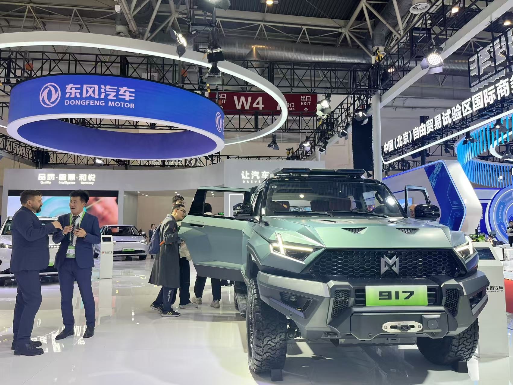 东风猛士 917引人围观。图 九派新闻 陈冬艳.png