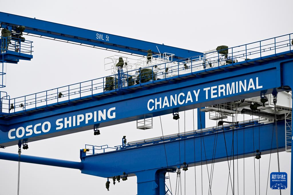 这是6月21日在秘鲁钱凯港拍摄的印有“中远海运，钱凯码头”字样的轨道吊。 新华社记者 李木子 摄