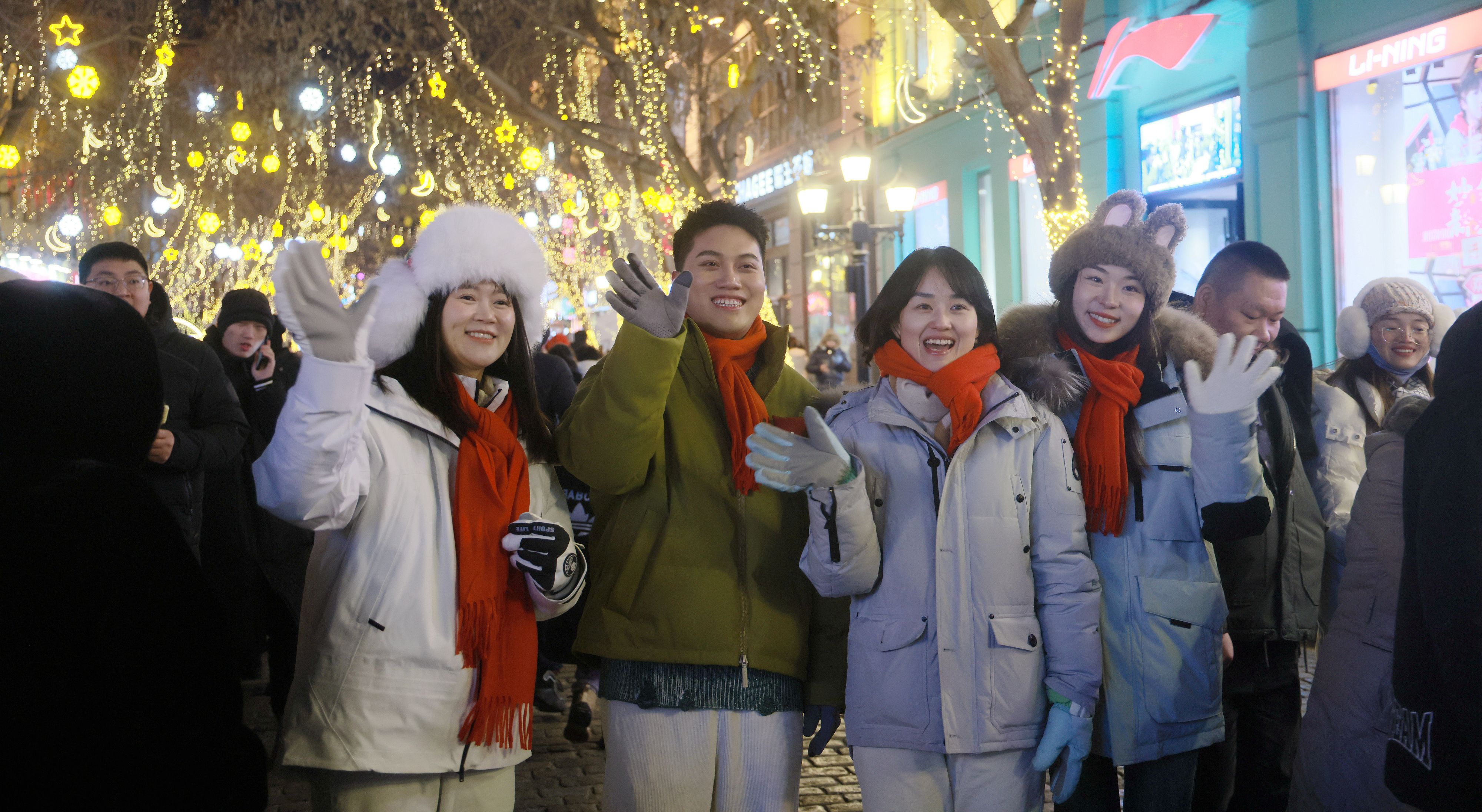 △ 哈尔滨文旅火爆出圈,中央大街人流熙攘。