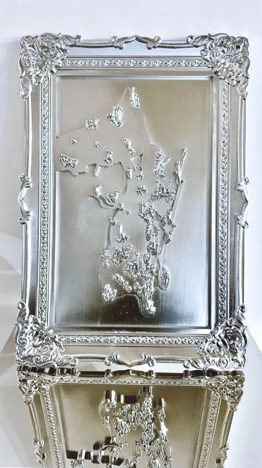 ▲ 李琳琳,《自由引导人民》,40×4×60cm,光敏树脂,2023