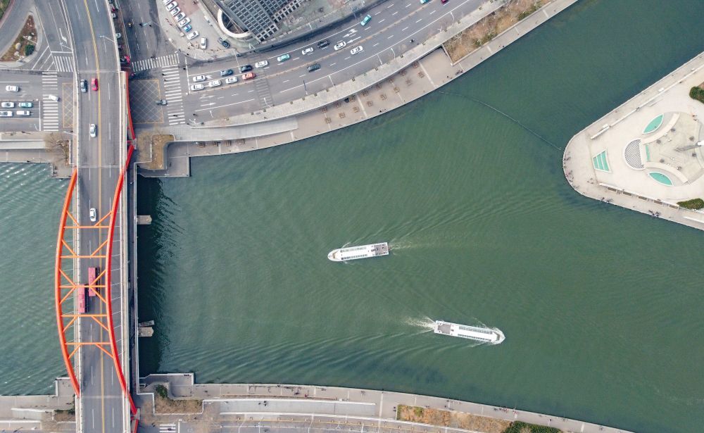 游船在三岔河口航行。新华社记者 孙凡越 摄