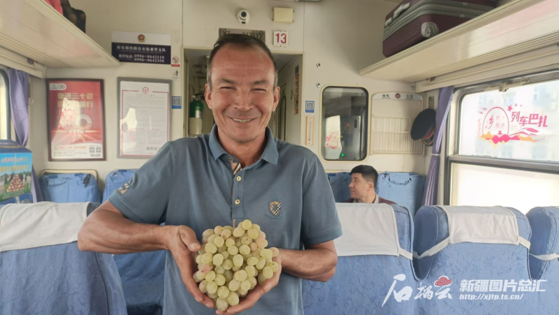 9月23日，家住阿图什市阿扎克镇提坚村的阿木提·毛拉艾合麦提捧着木纳格葡萄，脸上的笑容写满了对丰收的喜悦。石榴云/新疆日报记者 宋卫国摄