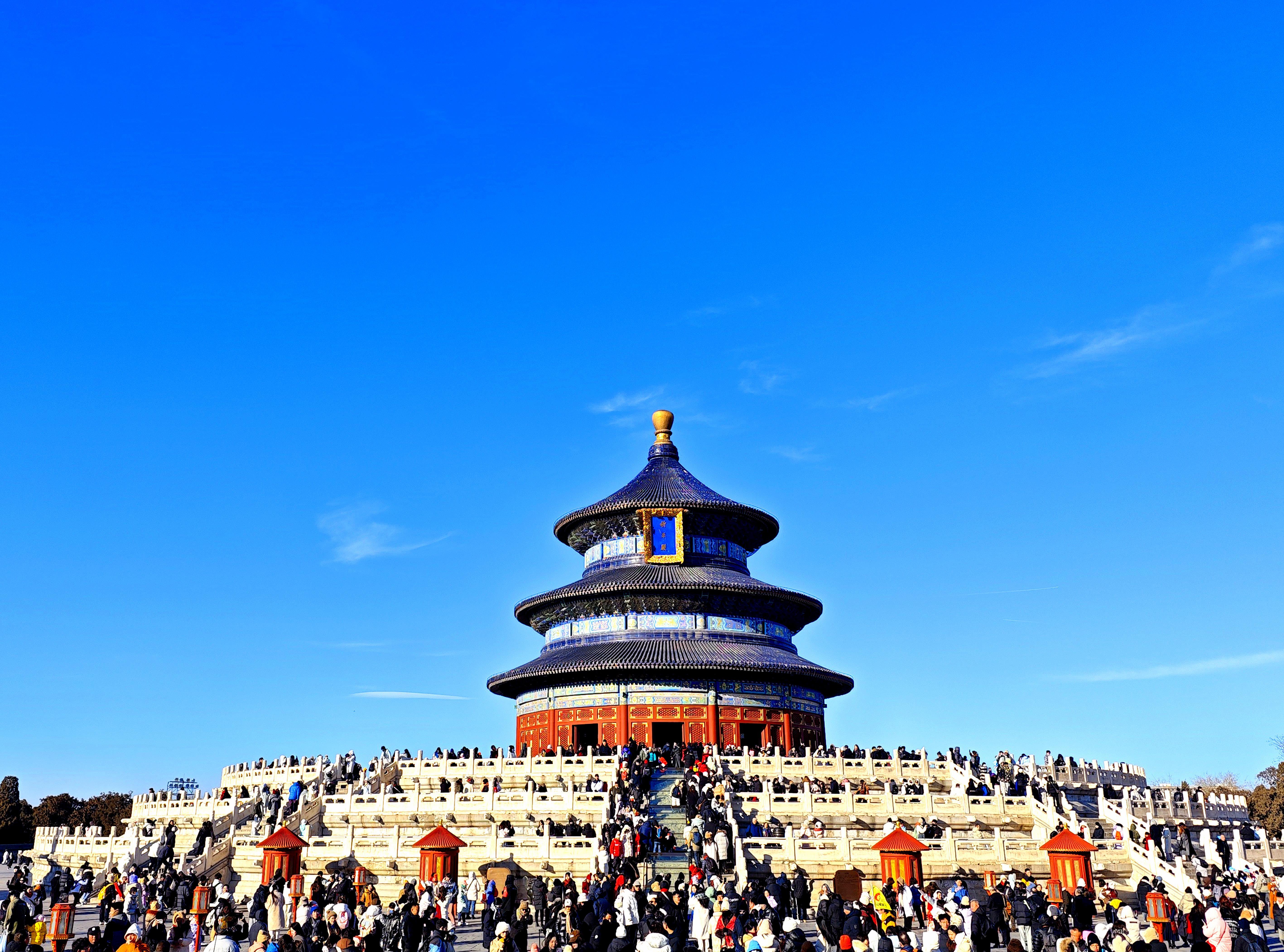 △2024年1月23日，北京持续晴好天气，天坛公园蓝天白云。最新数据显示，北京PM2.5年均浓度连续三年稳定达标，“北京蓝”已成为常态。