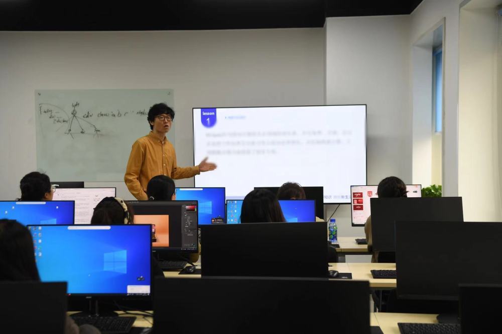 在天津信创与数字产业人才培养基地，老师正在讲解数字经济有关课程。新华社发