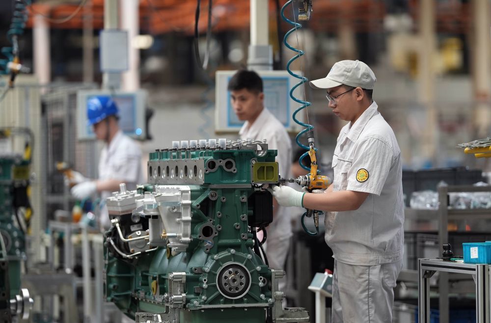6月3日，一汽解放汽车有限公司无锡柴油机厂的工人在车间里工作。新华社记者 李尕 摄