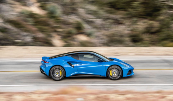 【新闻稿】致敬传奇,驭见冠军之路 路特斯EMEYA繁花哑黑及白金套装即将亮相成都国际车展1628.png