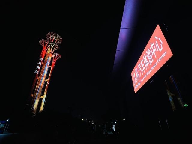 中轴线上,五环塔下,南链接鸟巢,水立方,北即是国家级奥林匹克公园南门