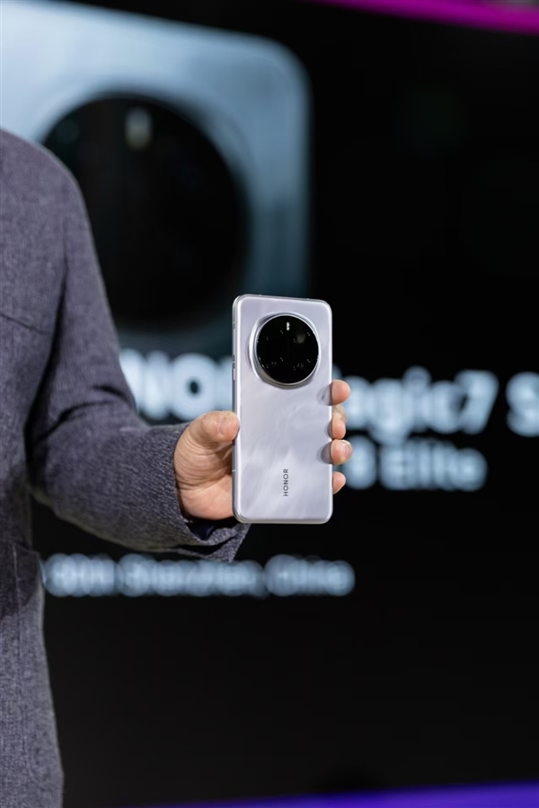 荣耀Magic7系列月影灰真机亮相骁龙峰会:首批搭载骁龙8至尊版