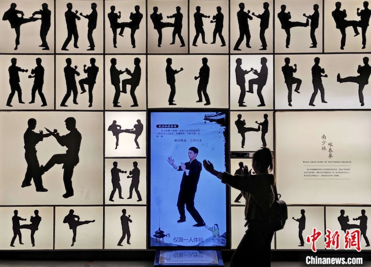 2024年2月，参观者在福建福州闽侯县博物馆里学练咏春拳。王东明 摄