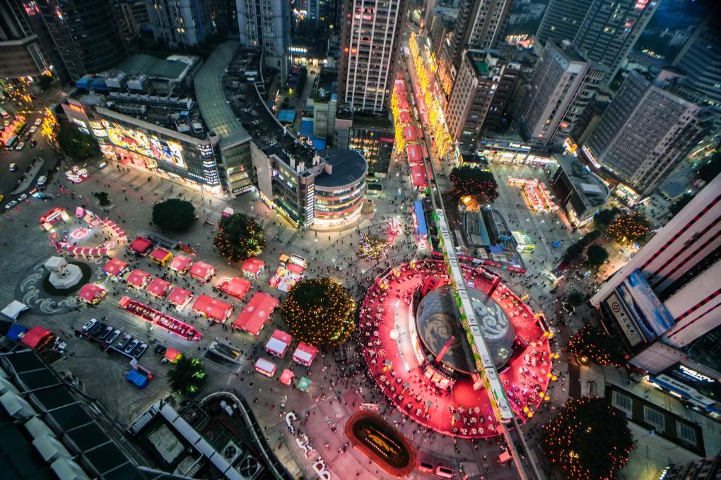2024重庆火锅年欢节吸引众多消费者（无人机照片）。（尹诗语 摄）