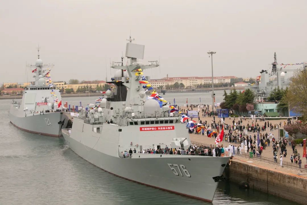 海军在山东青岛港3号码头组织舰艇开放活动，导弹护卫舰大庆舰（前）和导弹驱逐舰开封舰在靠泊展示（2023年4月22日摄）。新华社发（孙飞 摄）