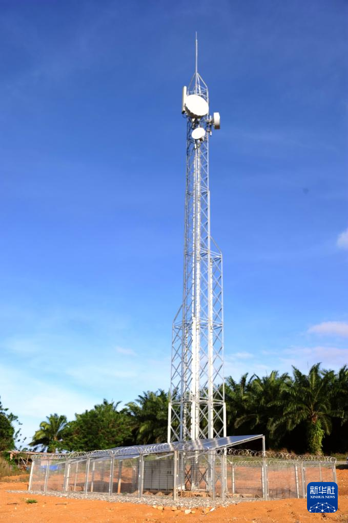 这是在所罗门群岛瓜达尔卡纳尔省萨利村拍摄的属于中国援助宽带网络项目的一座塔架（6月27日摄）。新华社记者 章建华 摄