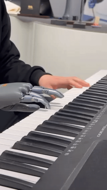3月15日，在强脑科技杭州展厅，产品体验官周键使用智能仿生手弹琴。