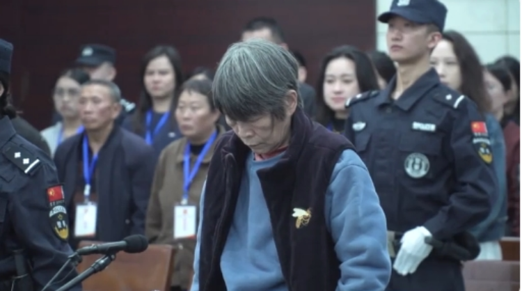 今年10月25日,余华英拐卖儿童罪案重审一审宣判,判处死刑。法庭上的余华英全程低头。视频截图