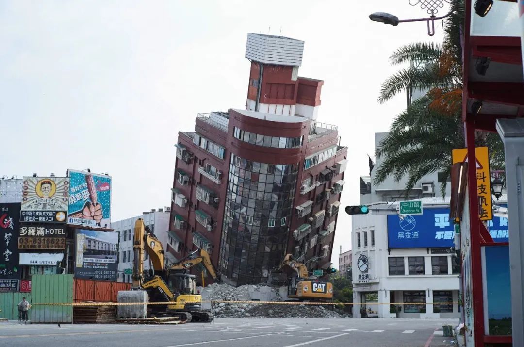 台北市部分列车停运，乘客们在列车中等待