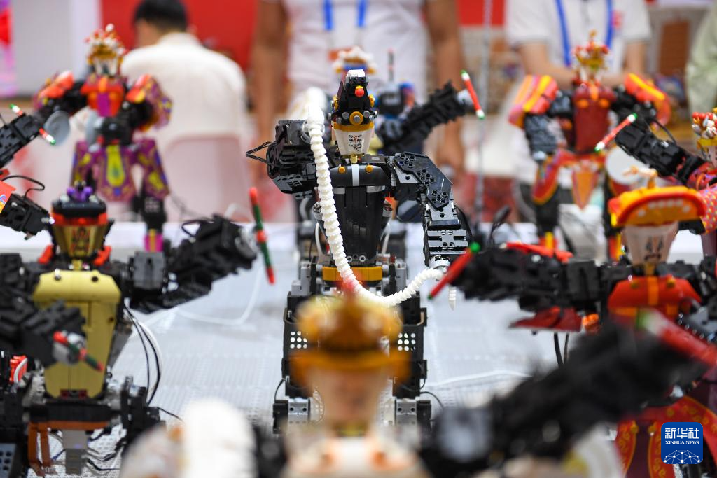 5月24日在文博会汕头展区拍摄的英歌舞机器人表演。