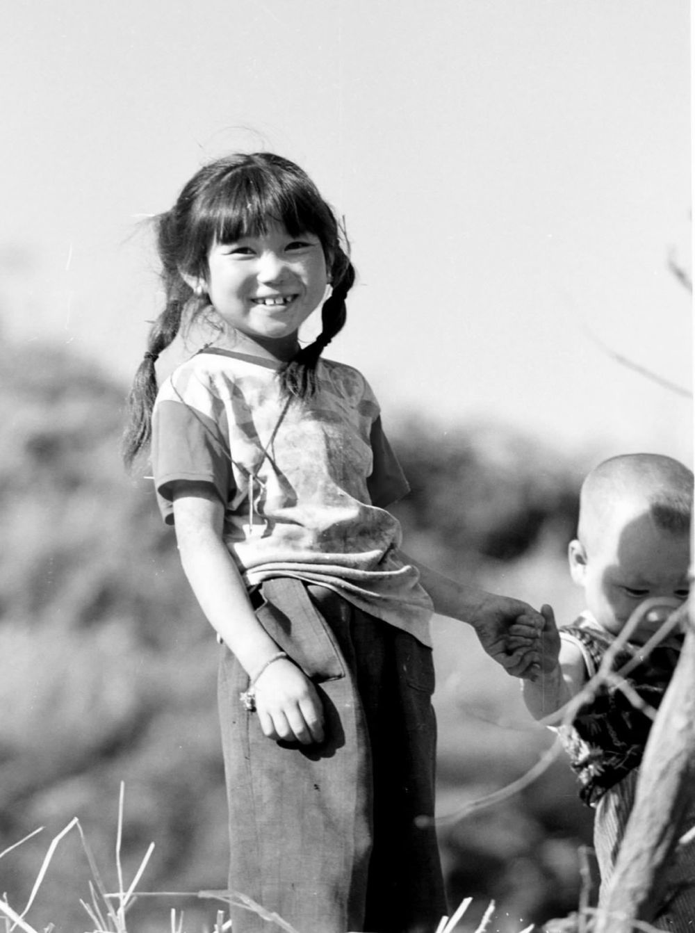2002年8月25日，宁夏西海固地区泾源县的失学女童马海霞的脸上露出了幸福的微笑，她于次日重返阔别一年的校园。