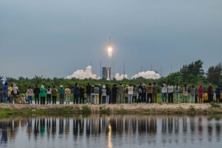 2024年3月20日8时31分，探月工程四期鹊桥二号中继星由长征八号遥三运载火箭在中国文昌航天发射场成功发射升空。新华社记者 蒲晓旭 摄