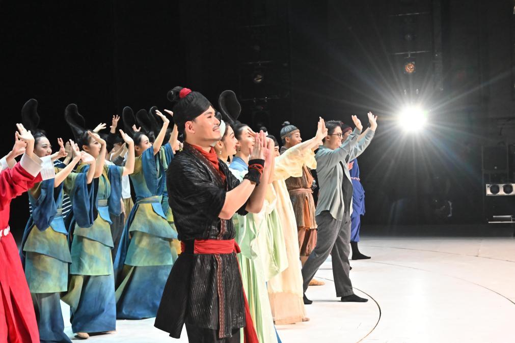 1月5日,舞蹈诗剧《只此青绿——舞绘〈千里江山图〉》的演职人员在香港观众热烈的鼓掌声中6次返场谢幕。新华社发