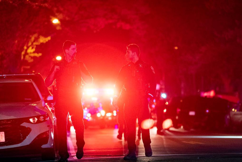 2022年4月22日，警察在美国首都华盛顿西北部一处街区发生的枪击事件现场工作。新华社记者刘杰摄