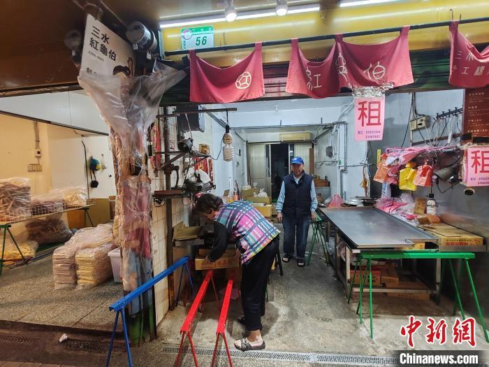 位于台北万华区的三水红龟伯是经营近70年的米食老摊，年逾80岁的陈新桂、董敏卿夫妇每天清晨4点便会手工磨米炊粿。　 中新社记者 杨程晨 摄