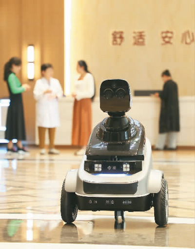 图为在山东省东营市东营区德康宁医养中心，智能机器人在巡检。刘智峰摄（人民视觉）