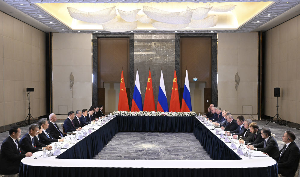 当地时间7月3日晚，国家主席习近平在阿斯塔纳出席上海合作组织峰会前会见俄罗斯总统普京。新华社记者 谢环驰 摄