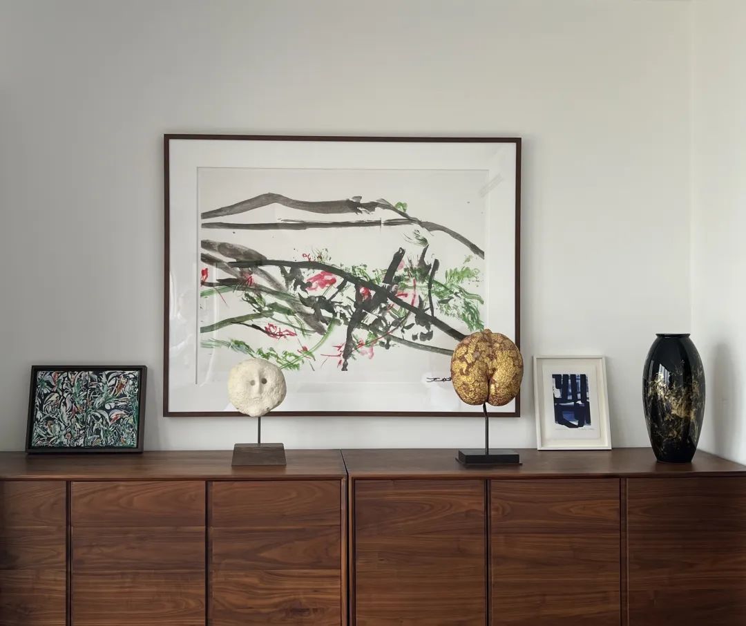 ▲潘雅德的卧室中，从左到右的作品分别为：玛丽·德维尔潘给潘雅德的礼物，玛丽·劳尔的两件雕塑，赵无极，《Ibiza》，2007，皮埃尔·热苏拉给潘雅德的礼物，赵无极，《Vase alabastre 11》