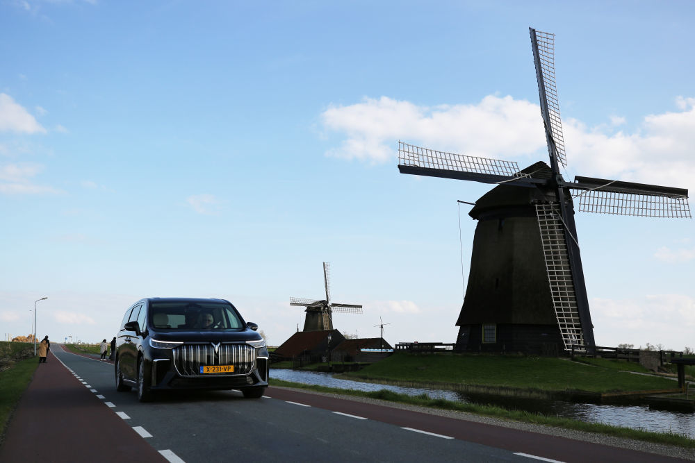 3月25日，荷兰消费者埃伦驾驶岚图汽车。新华社记者赵丁喆摄