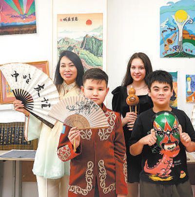 哈萨克斯坦国立欧亚大学孔子学院的学生们体验中国文化。本报记者 任皓宇摄