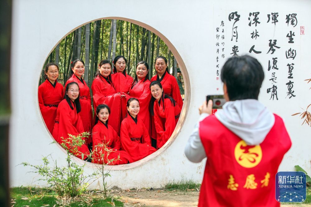 4月27日，在河南省焦作市博爱县磨头镇西张赶村，游客在竹林里拍照。新华社发（程全摄）