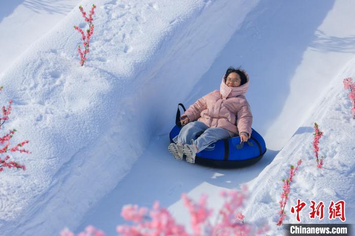 当日，景区滑雪区，一游客从雪道滑下，速度之快引得她惊叫连连。杨辈兰 摄
