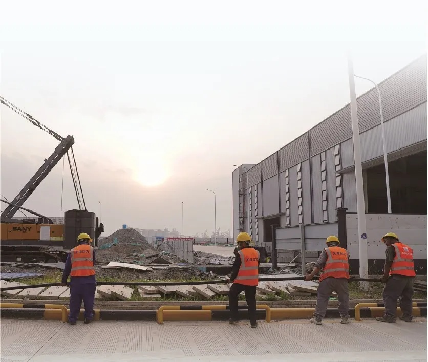 6月11日傍晚，实行弹性工作制的天津市滨海新区建筑工人在户外作业。赵世超 摄