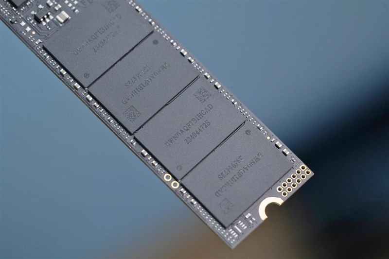 读取速度超7300MB/s!佰维 NV7200 2TB SSD评测:不可思议的低温