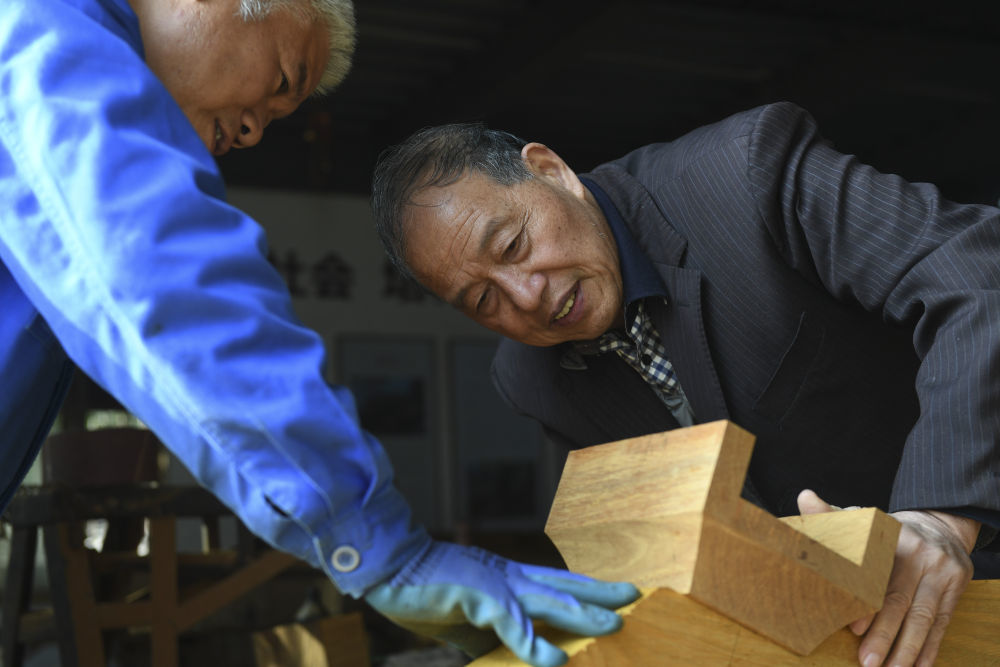 11月22日，黄大树（右）在浙江临海汇溪镇“古建共富工坊”指导当地工匠。