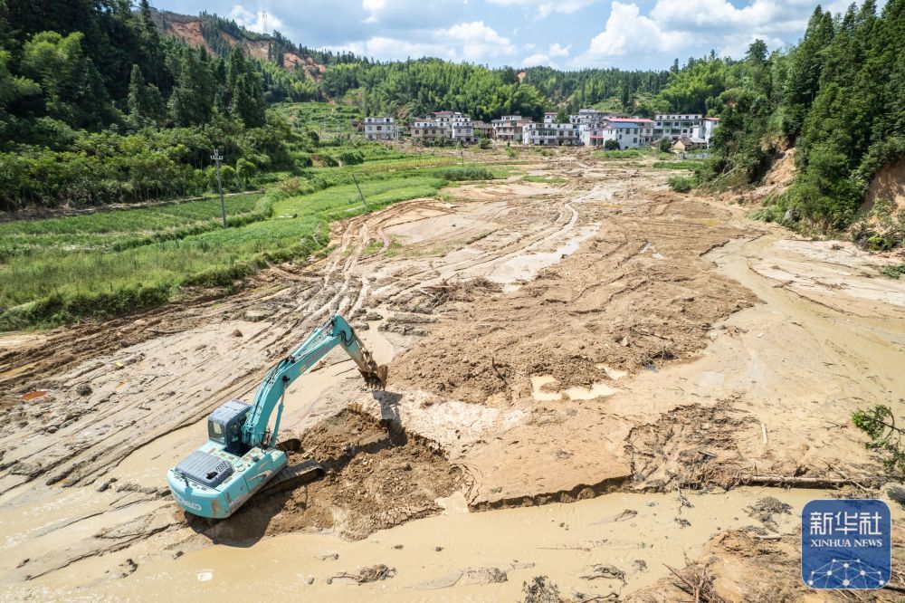 ↑8月7日，在资兴市州门司镇燕窝村，挖掘机在疏通河道（无人机照片）。新华社记者 陈思汗 摄