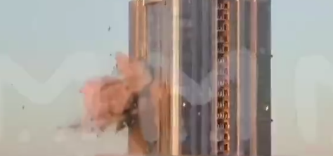 无人机撞上大楼瞬间。（视频截图）